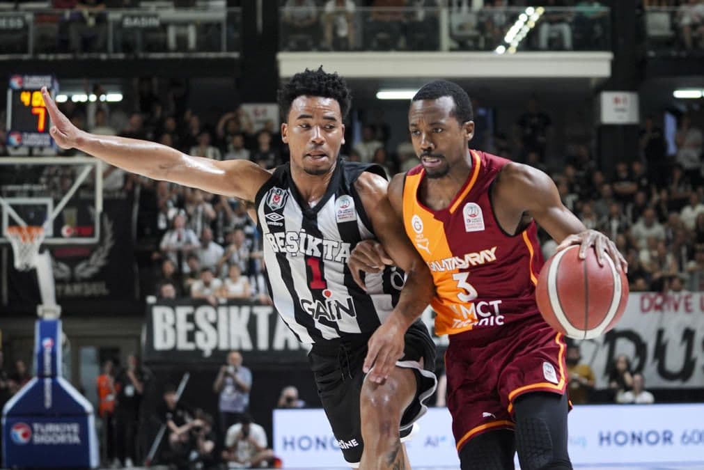Galatasaray ve Beşiktaş basketbolcuları maç sırasında, TBF para cezası.