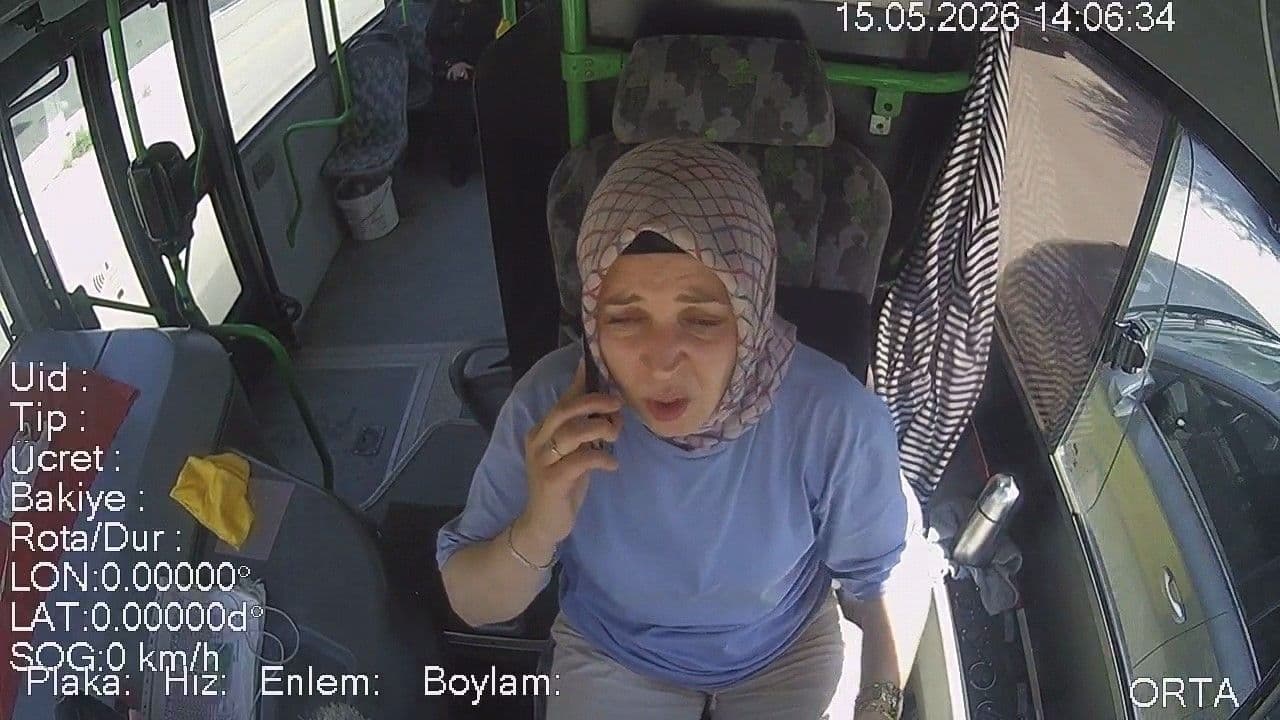 Bursa'da otobüs şoförü Yasemin Alıç, telefonla konuşurken.