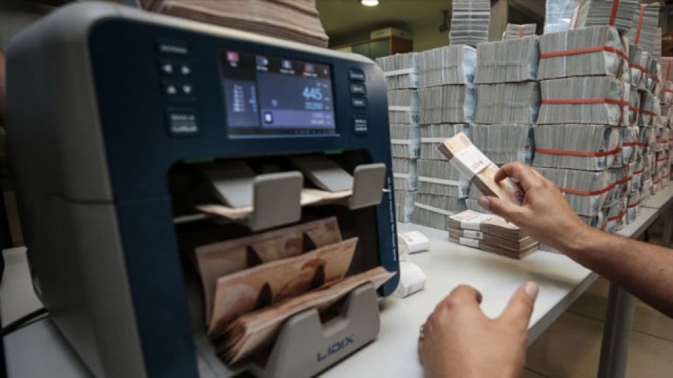 Merkez Bankası'nın kredi kararlarıyla ilgili, para sayma makinesinde Türk Lirası banknotları.