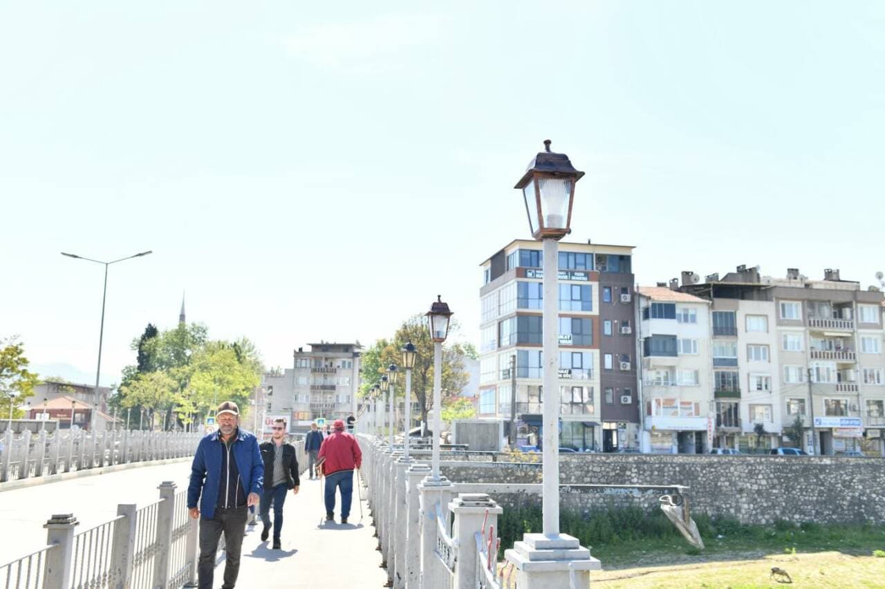 Mustafakemalpaşa'da Tarihi Köprü Lambaları Çalındı: Başkan Erdem'den Gençlere Esprili Çağrı