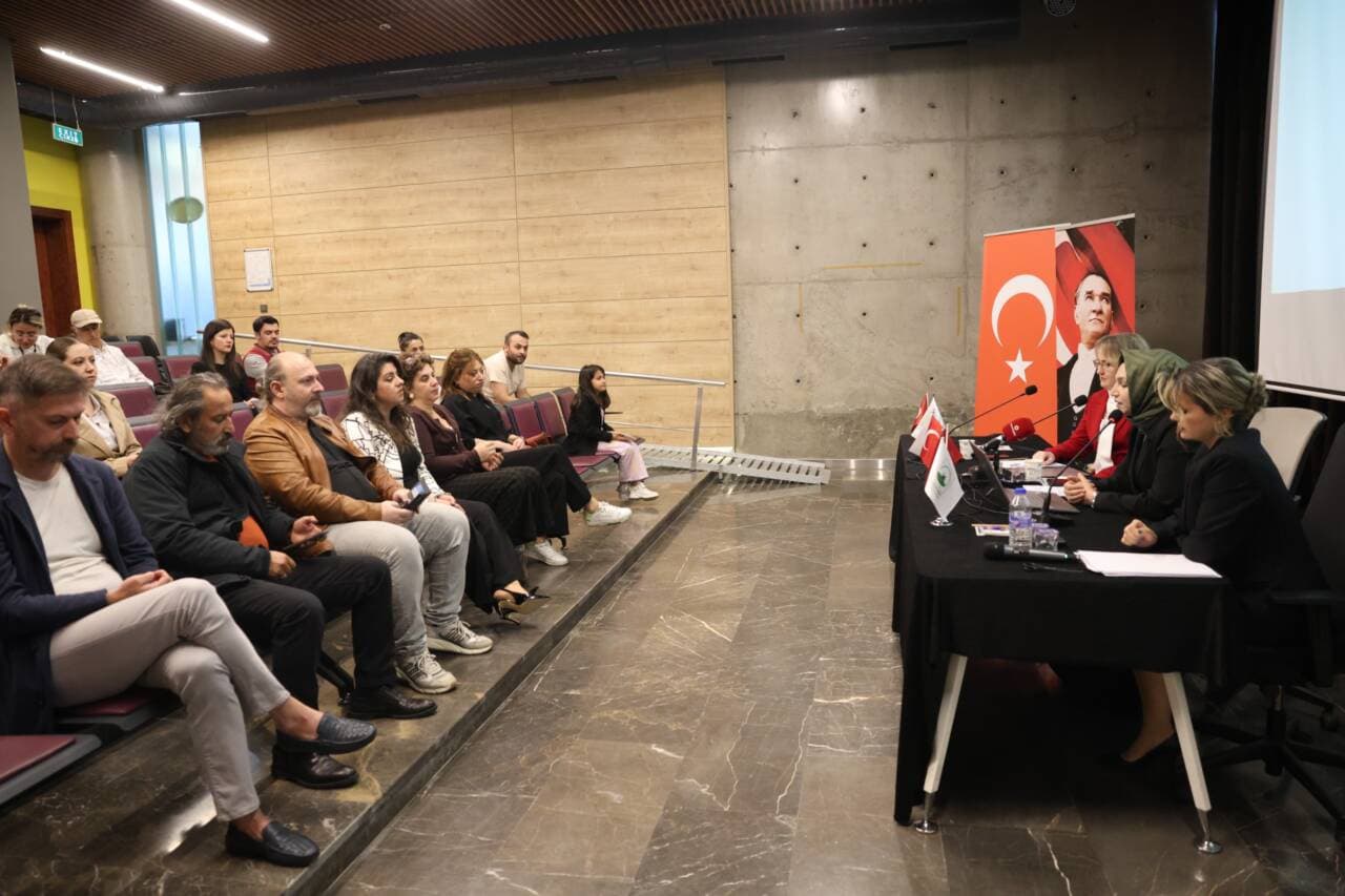 Osmangazi Belediyesi'nin düzenlediği aile içi şiddet farkındalık eğitimi etkinliğinden bir görünüm.