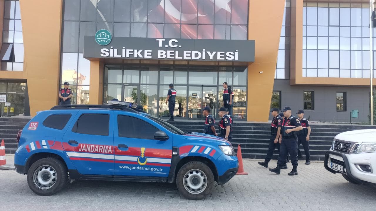 Silifke Belediyesi'ne Yolsuzluk Operasyonu: Başkan Dahil 8 Kişi Tutuklandı