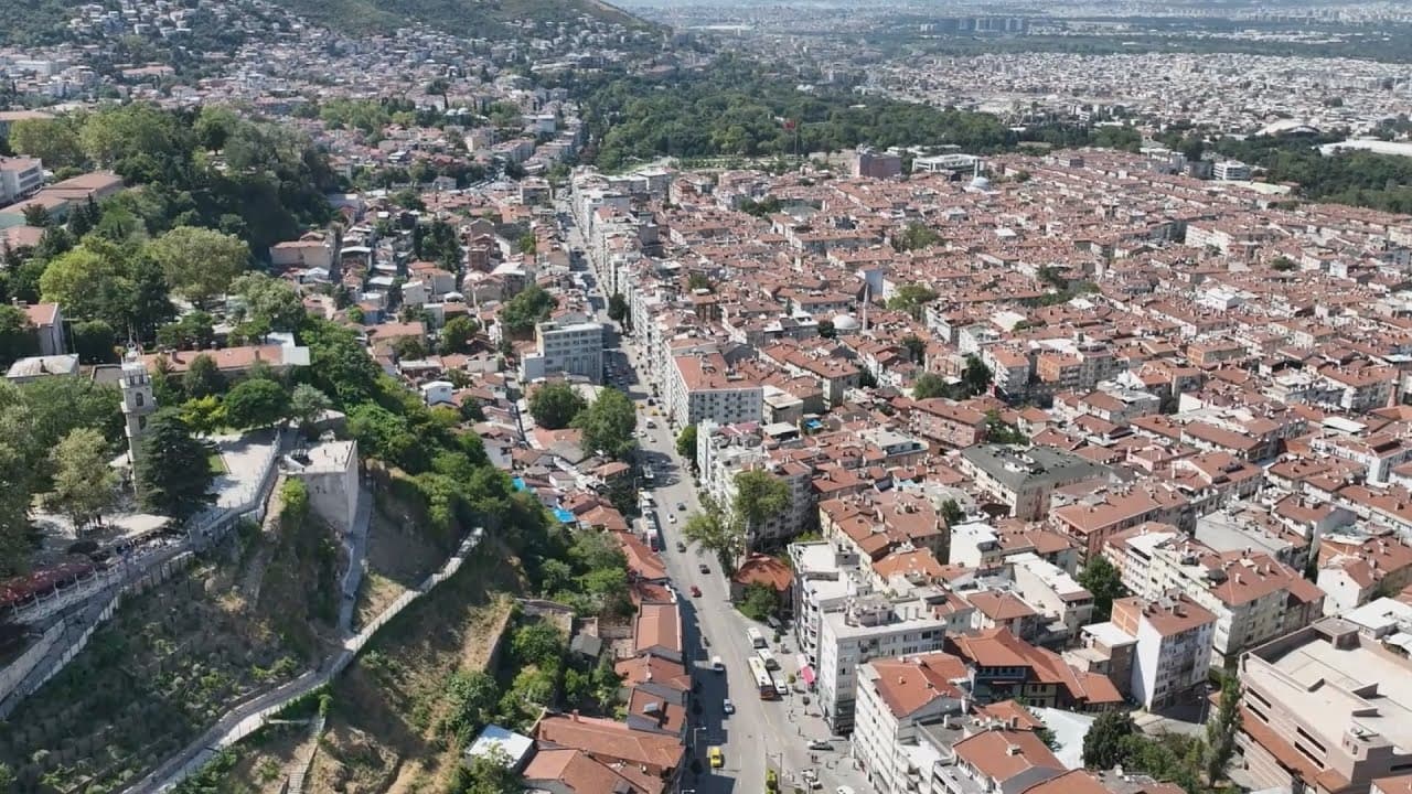 Bursa'da deprem riski taşıyan binaların bulunduğu Altıparmak Mahallesi'nin havadan görünümü.