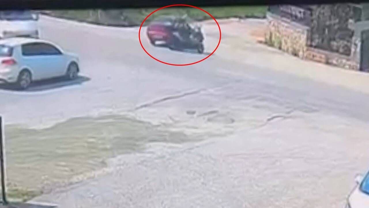 İnegöl'de motosiklet ile otomobilin çarpıştığı kaza anı güvenlik kamerası görüntüsü.