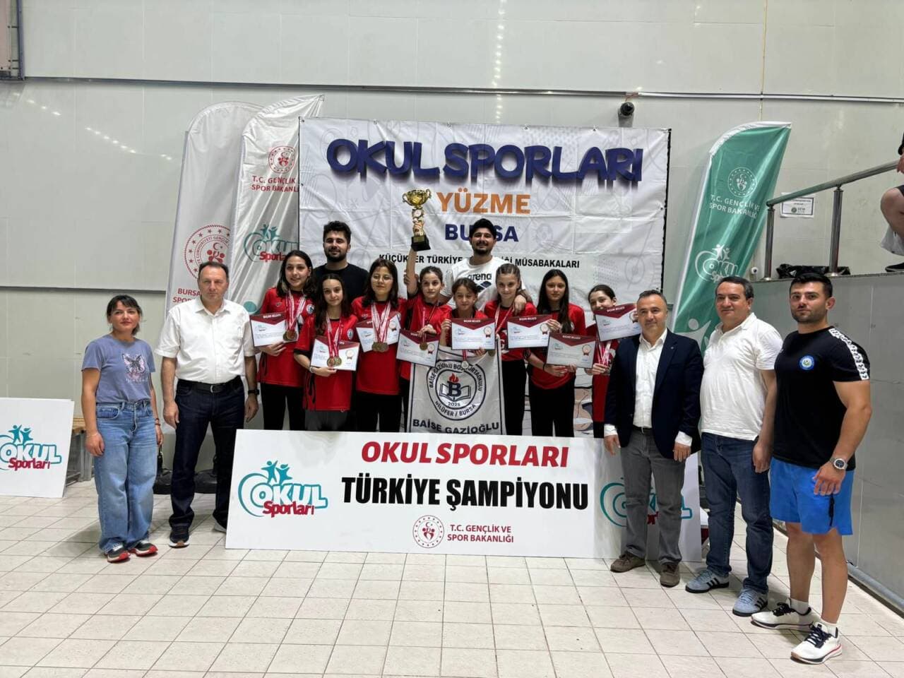 Bursa'dan Türkiye Şampiyonu Yüzücüler: Baise Gazioğlu Bosut Ortaokulu Kız Takımı Zirvede