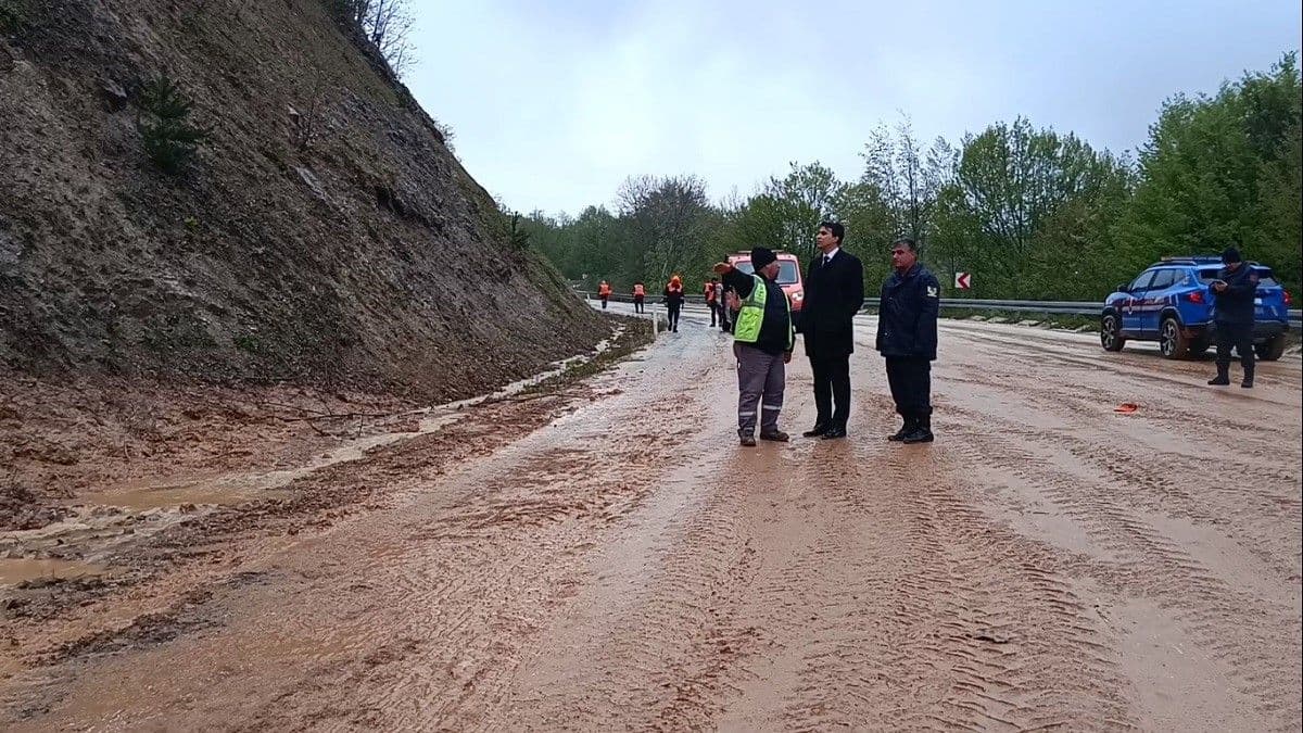 Bilecik'te Sağanak Sonrası Heyelan: Pazaryeri-Bursa Yolu Ulaşıma Kapandı