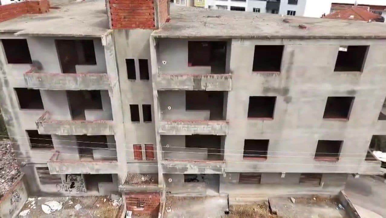 Karacabey Esentepe Mahallesi'nde yıllardır bitmeyen, tehlike saçan bina.