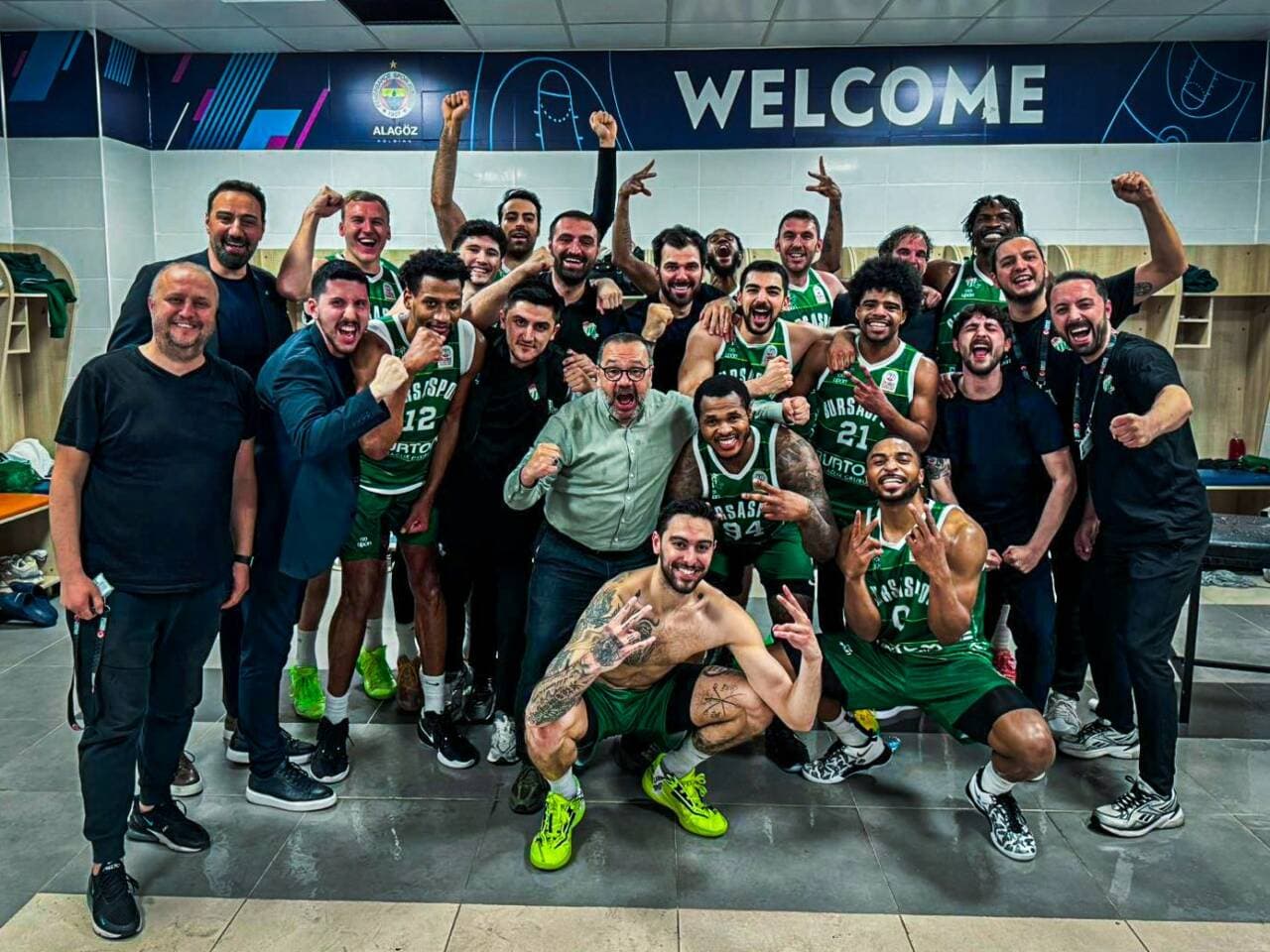 Bursaspor Basketbol takımı oyuncuları ve teknik ekibi soyunma odasında galibiyet sevinci yaşıyor.