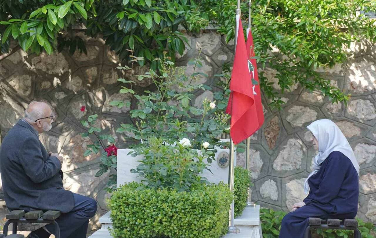 Bursa Şehitliği'nde Bayram Arifesi Duygusal Anlara Sahne Oldu