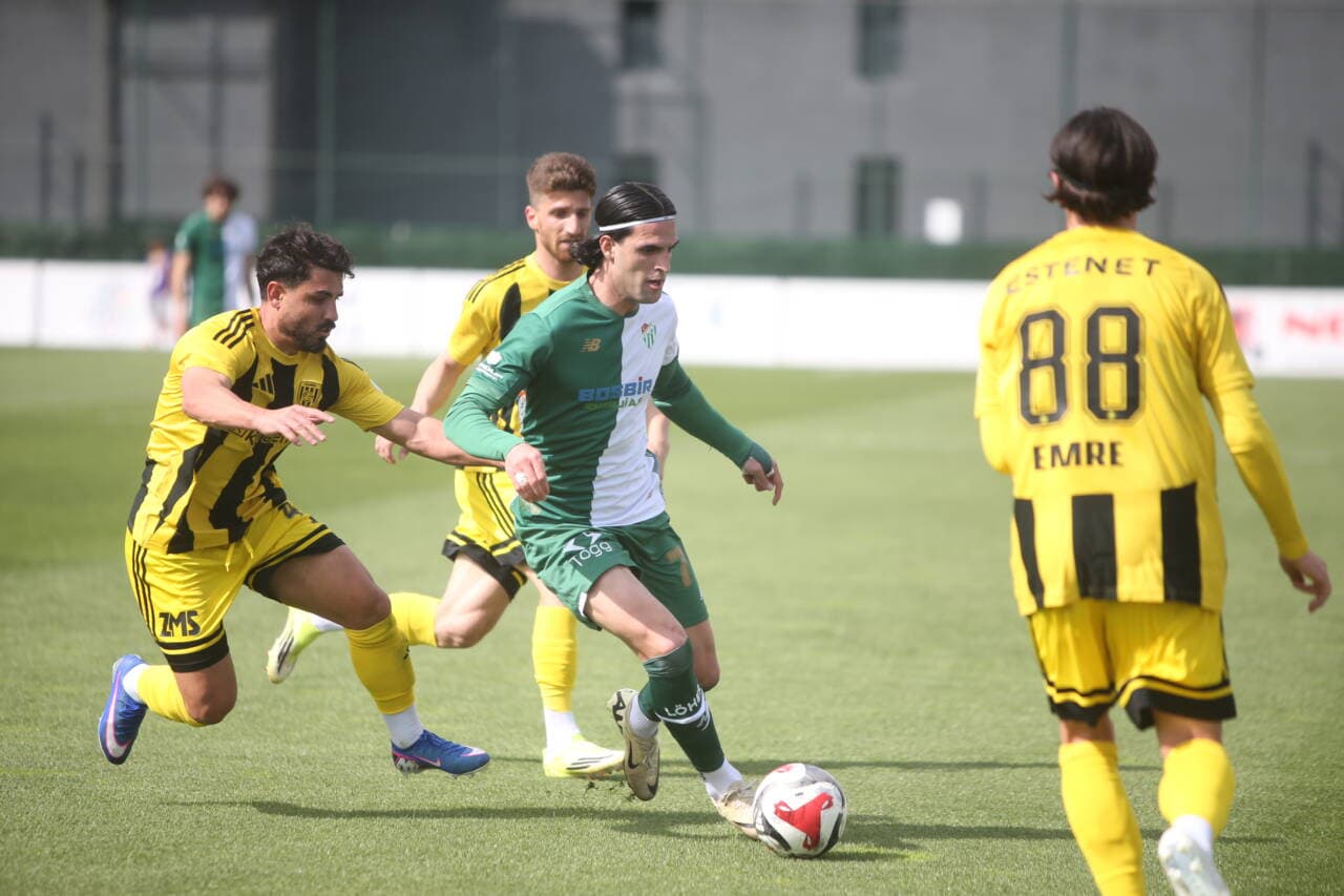 TFF 2. Lig'de futbolcuların yeşil sahada top kapma mücadelesi.