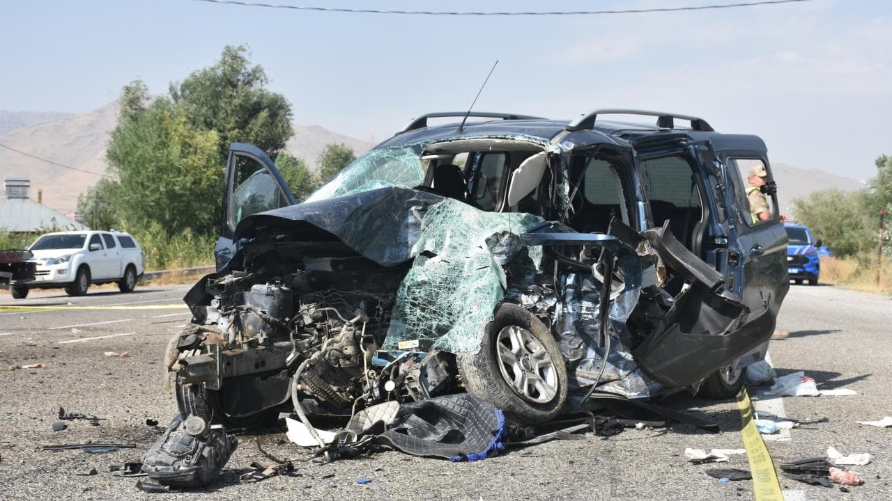 Van Erciş'te trafik kazası sonrası ağır hasar görmüş araç ve olay yeri inceleme ekipleri.