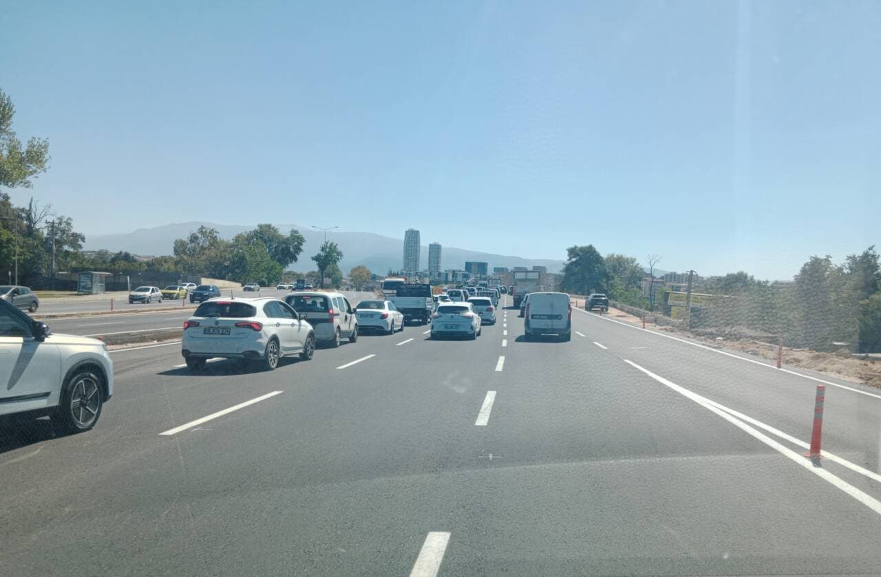 Bursa Mudanya Yolu Geçit Köprüsü'nün ilk etabı trafiğe açıldı, yeni köprüden geçen araçlar.