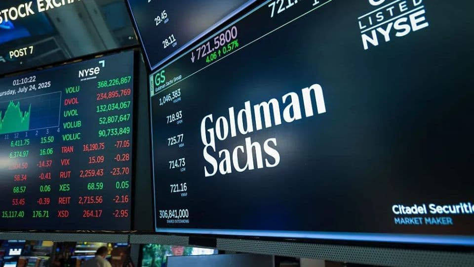 Goldman Sachs logosu ve finansal verilerin yer aldığı borsa ekranı.