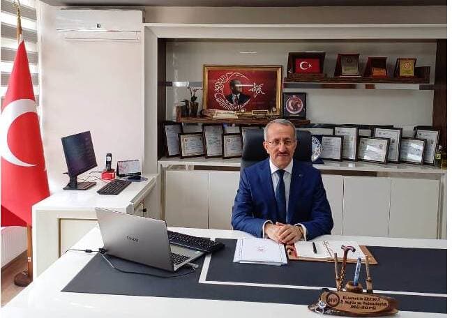 Bursa İl Nüfus Müdürü Hüsamettin Erkınay, masasında otururken