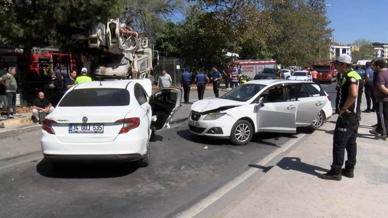 İstanbul Eyüpsultan'da beton pompası ve otomobillerin karıştığı trafik kazası sonrası olay yeri görüntüsü.