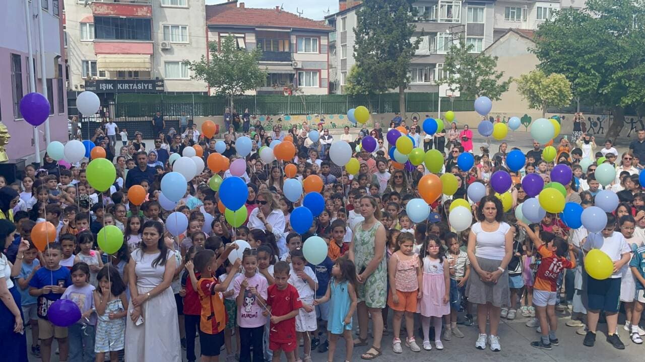 Lösemiyi yenen Kadir Tuşa'nın okulunda arkadaşları tarafından balonlarla karşılanması.