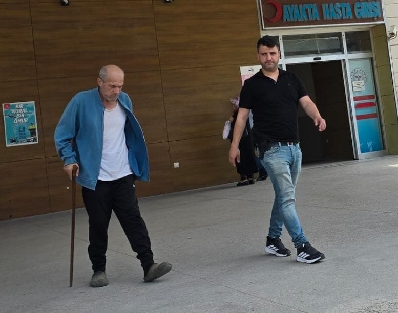 Bursa'da dolandırıcılık suçundan yakalanan firari zanlı Kadem T. adliyeye sevk edilirken.