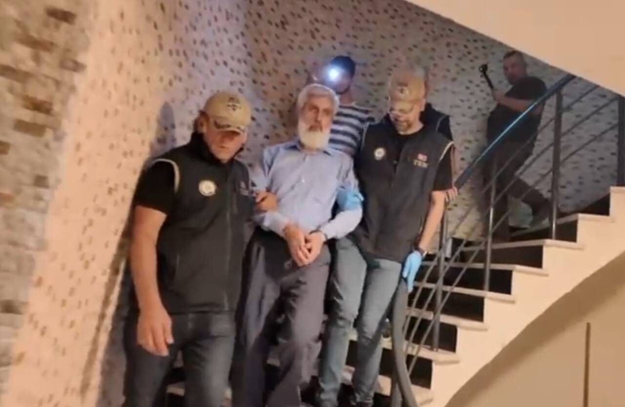 Alparslan Kuytul polis eşliğinde gözaltına alınıyor.