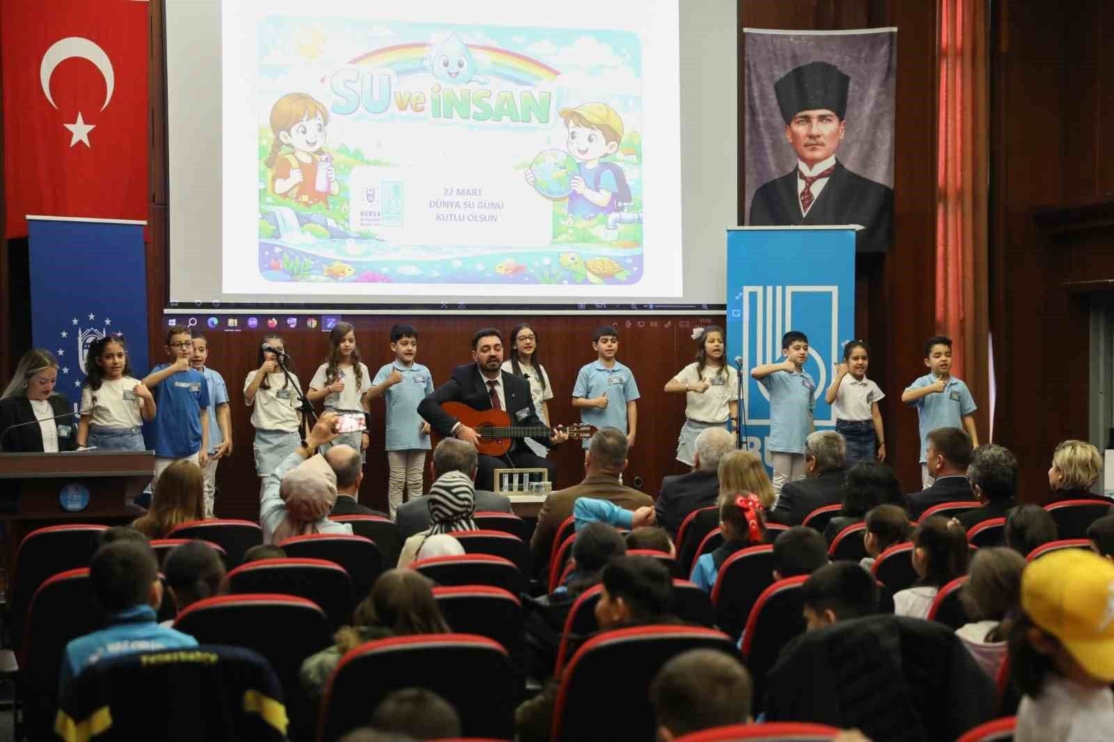 Bursa'da öğrencilere verilen su tasarrufu bilinci eğitimi etkinliğinden bir fotoğraf.