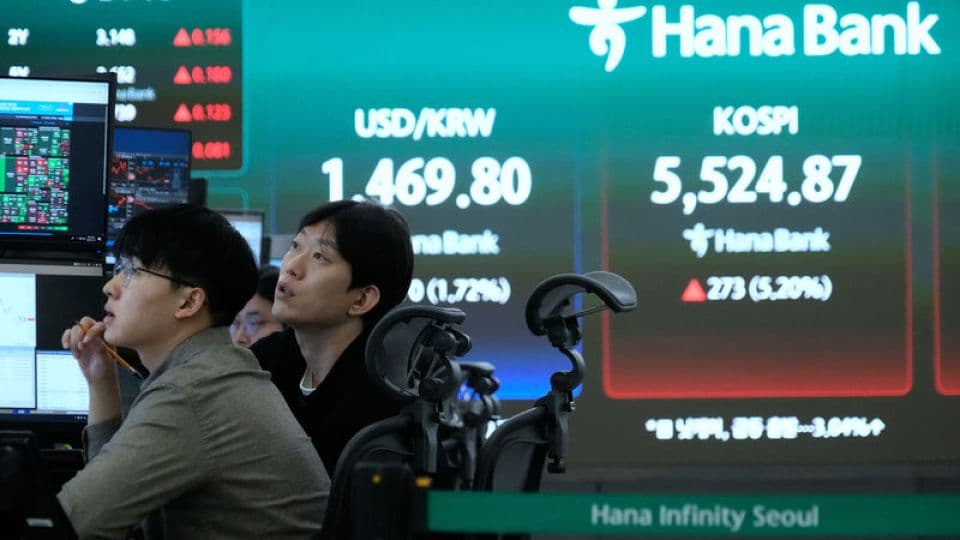 Güney Kore borsasında işlem yapan yatırımcılar, KOSPI ve döviz kuru ekranları.