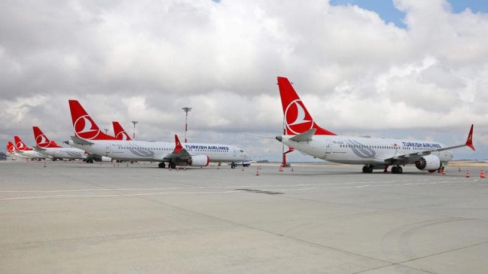 Havalimanı apronunda park halinde duran Türk Hava Yolları uçakları.