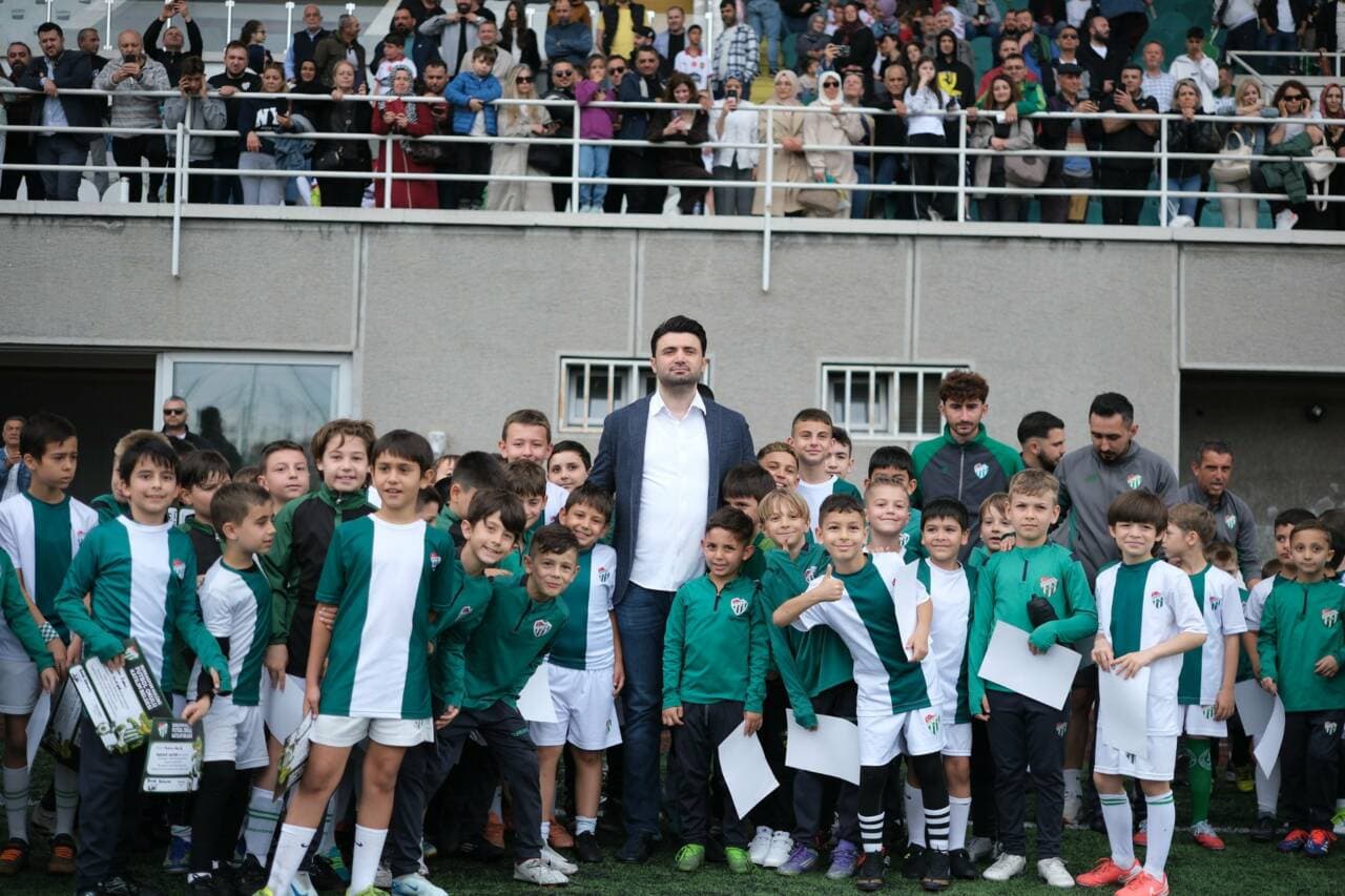 Bursaspor Futbol Okulu Kış Dönemi Sona Erdi: Genç Yetenekler Sertifikalarını Aldı