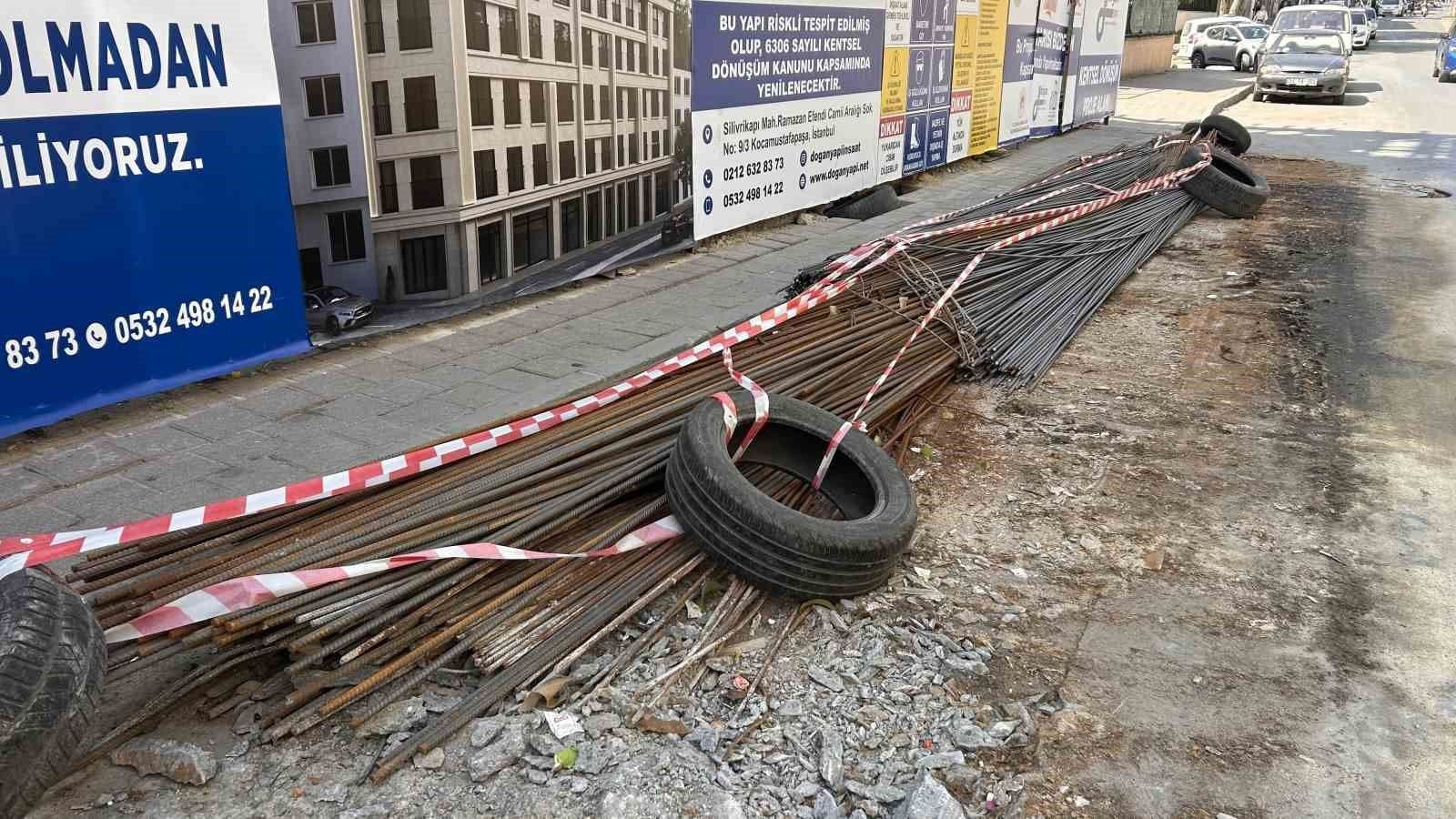 İstanbul Fatih'te yol kenarında duran inşaat demirleri, kırmızı beyaz şeritlerle çevrili.