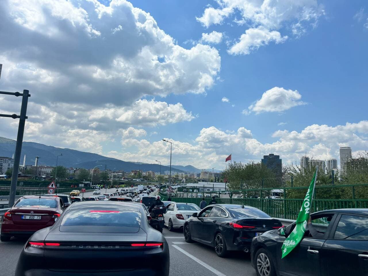 Bursaspor maçı öncesi stadyum çevresinde yoğun trafik ve araç kuyrukları.