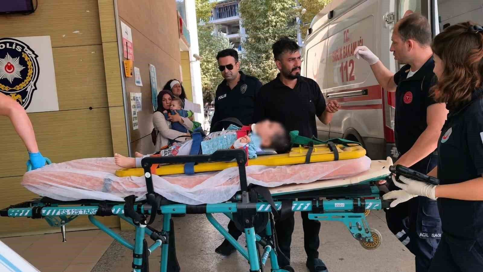 İnegöl'de üçüncü kattan düşen 2 yaşındaki çocuğa sağlık ekiplerinin müdahalesi.