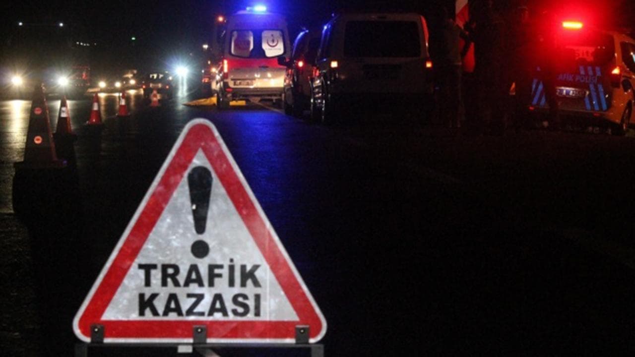 Bursa'da polis aracı kazası, trafik kazası levhası, ambulans ve polis araçları.