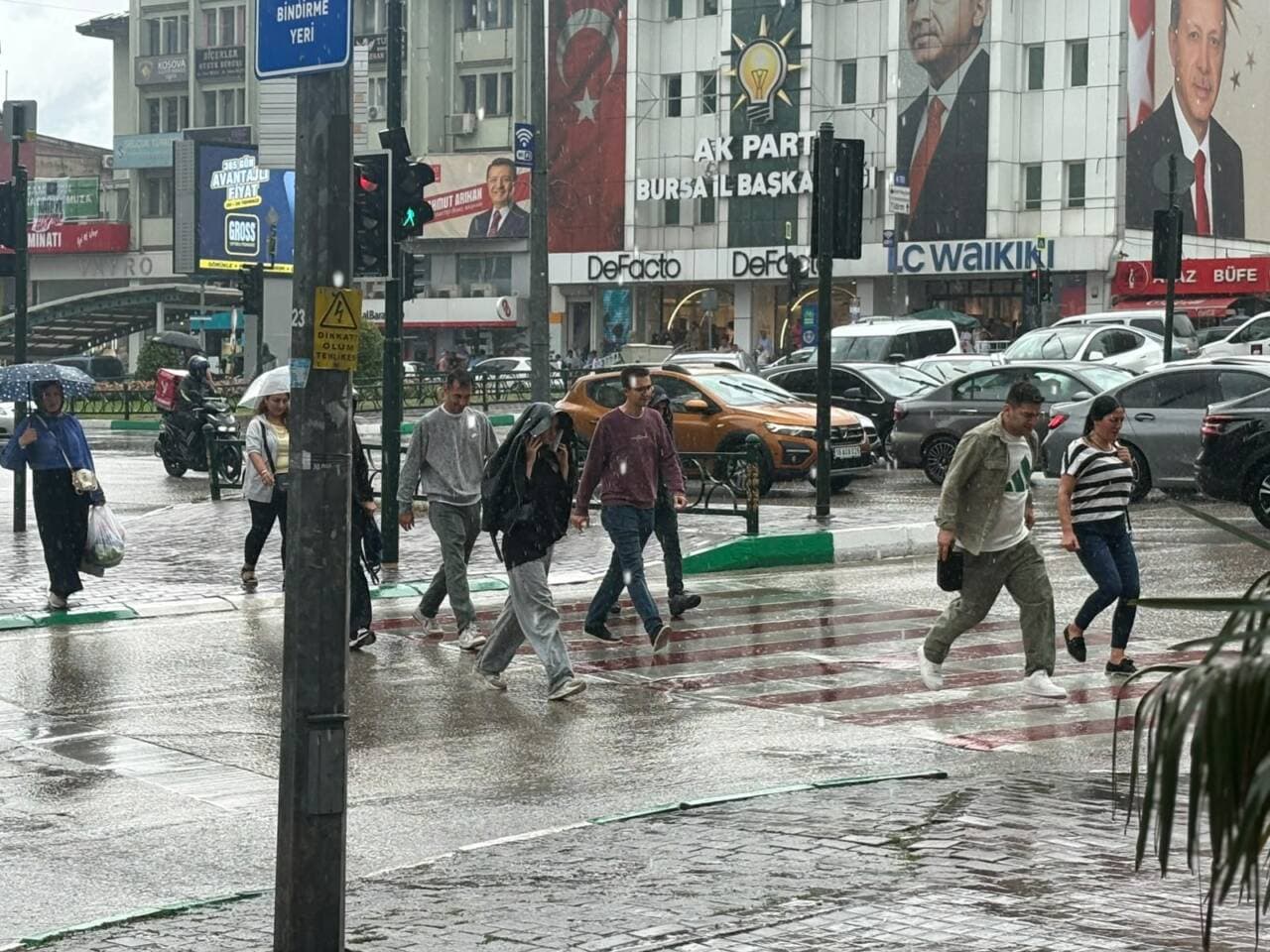 Bursa'da Sağanak Yağış Hayatı Olumsuz Etkiledi: Vatandaşlar Hazırlıksız Yakalandı
