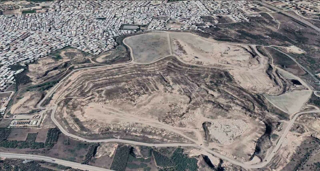 Bursa Hamitler Katı Atık Alanı'nın havadan görünümü, doluluk oranı ve çevresindeki yerleşim yerleri.