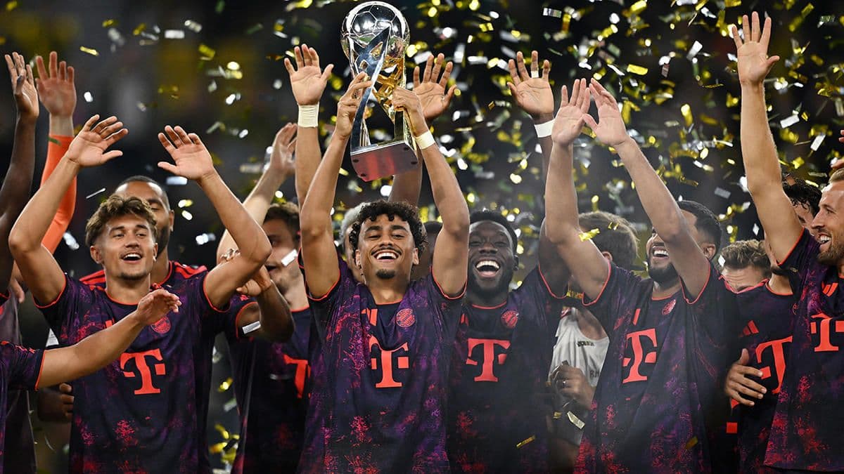 Bayern Münih futbolcuları Almanya Süper Kupa'yı kazanmanın sevincini yaşıyor, kupa havada.