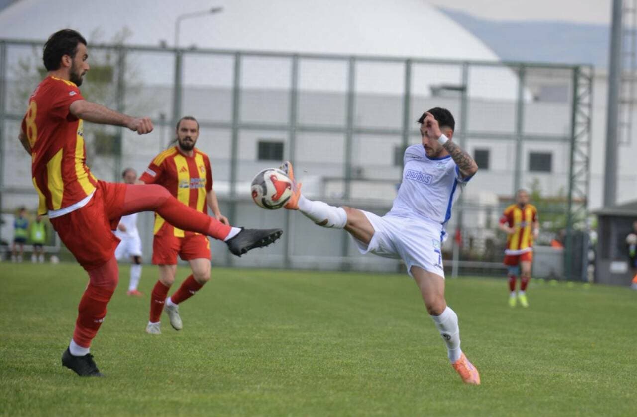 Bursa Yıldırımspor ve Çorluspor 1947 futbolcuları maç sırasında topa müdahale ediyor.