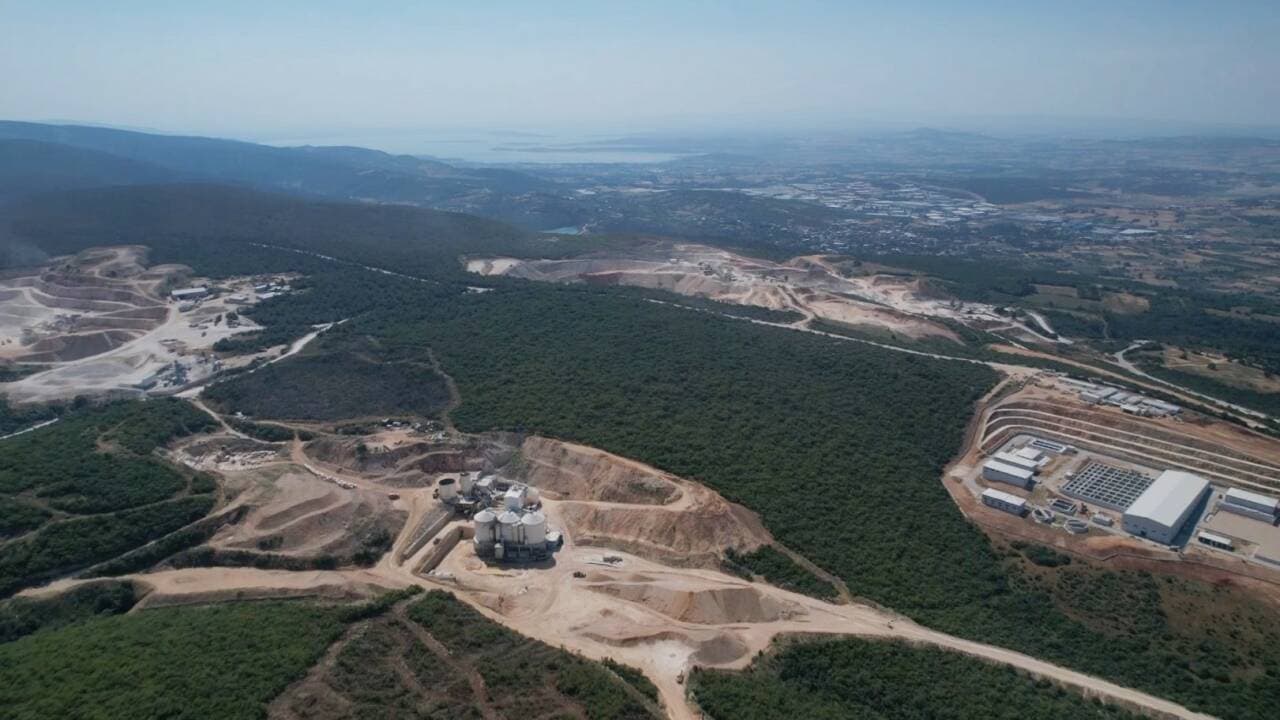 Bursa Kayapa'da yeni çöplük projesinin planlandığı bölgede, doğal alan içinde yer alan büyük bir sanayi veya inşaat alanı.