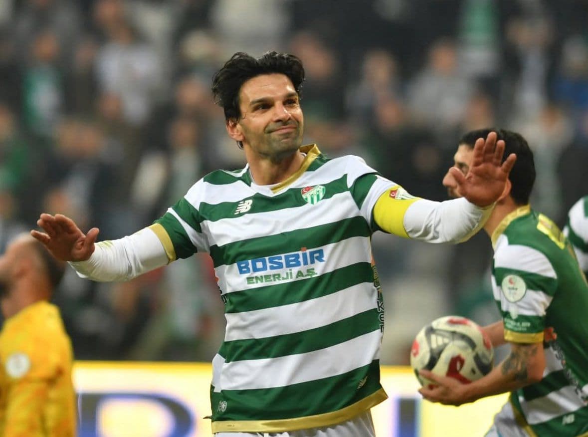 Bursaspor'da Kaptan Muhammet Demir ile Yollar Ayrıldı