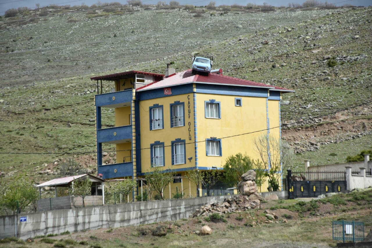 Bursa'nın Kayırlı köyünde bir evin çatısında sergilenen Anadol marka kamyonet.