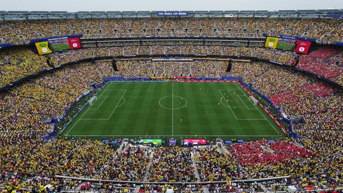 2026 Dünya Kupası finalinin oynanacağı dolu bir futbol stadyumunun kuşbakışı görüntüsü