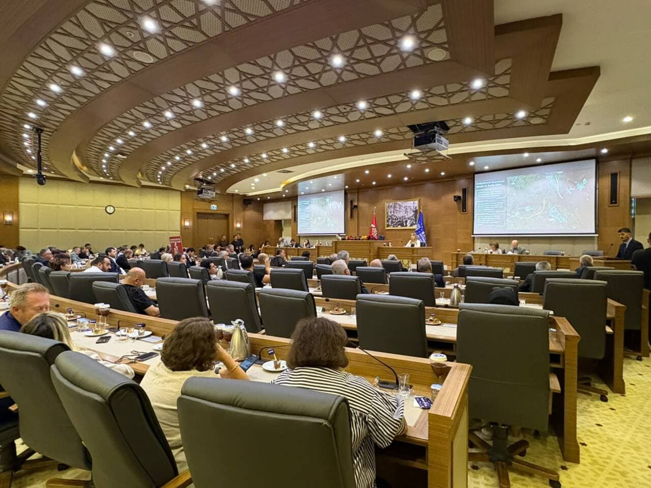 Bursa Büyükşehir Belediyesi'nin deprem modeli sunumu sırasında bir toplantı salonu ve katılımcılar.