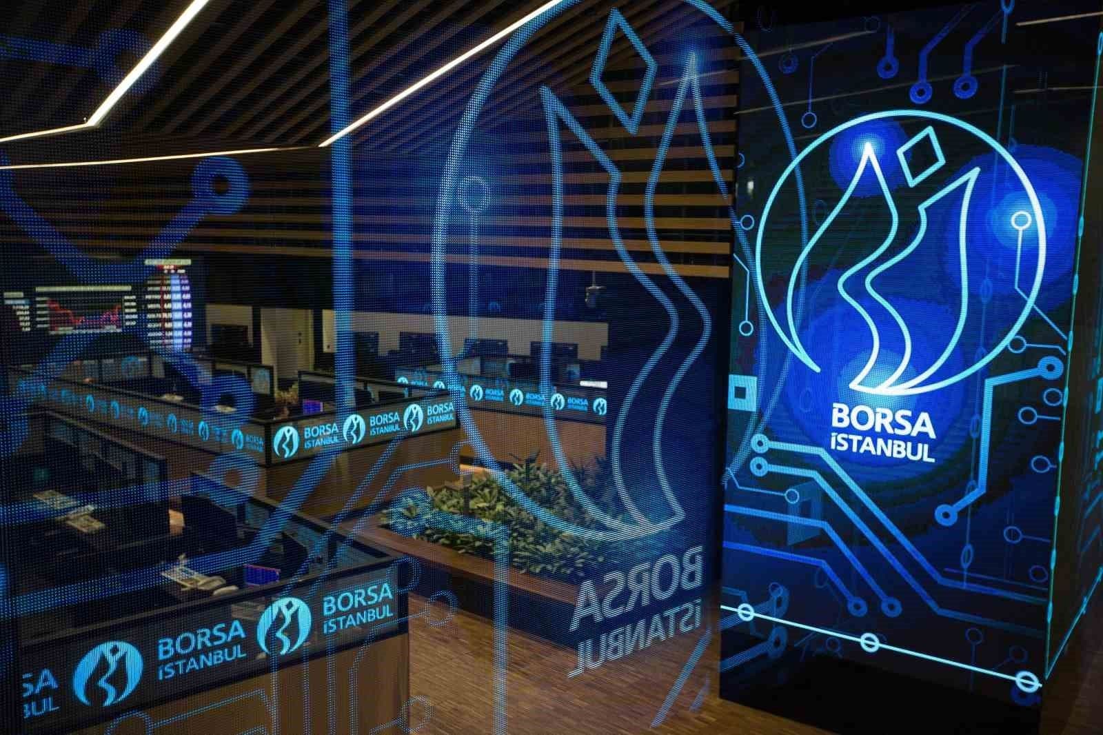 Borsa İstanbul binası içinden, dijital ekranlarda Borsa İstanbul logosu ve finansal verilerin yansıdığı bir görünüm.