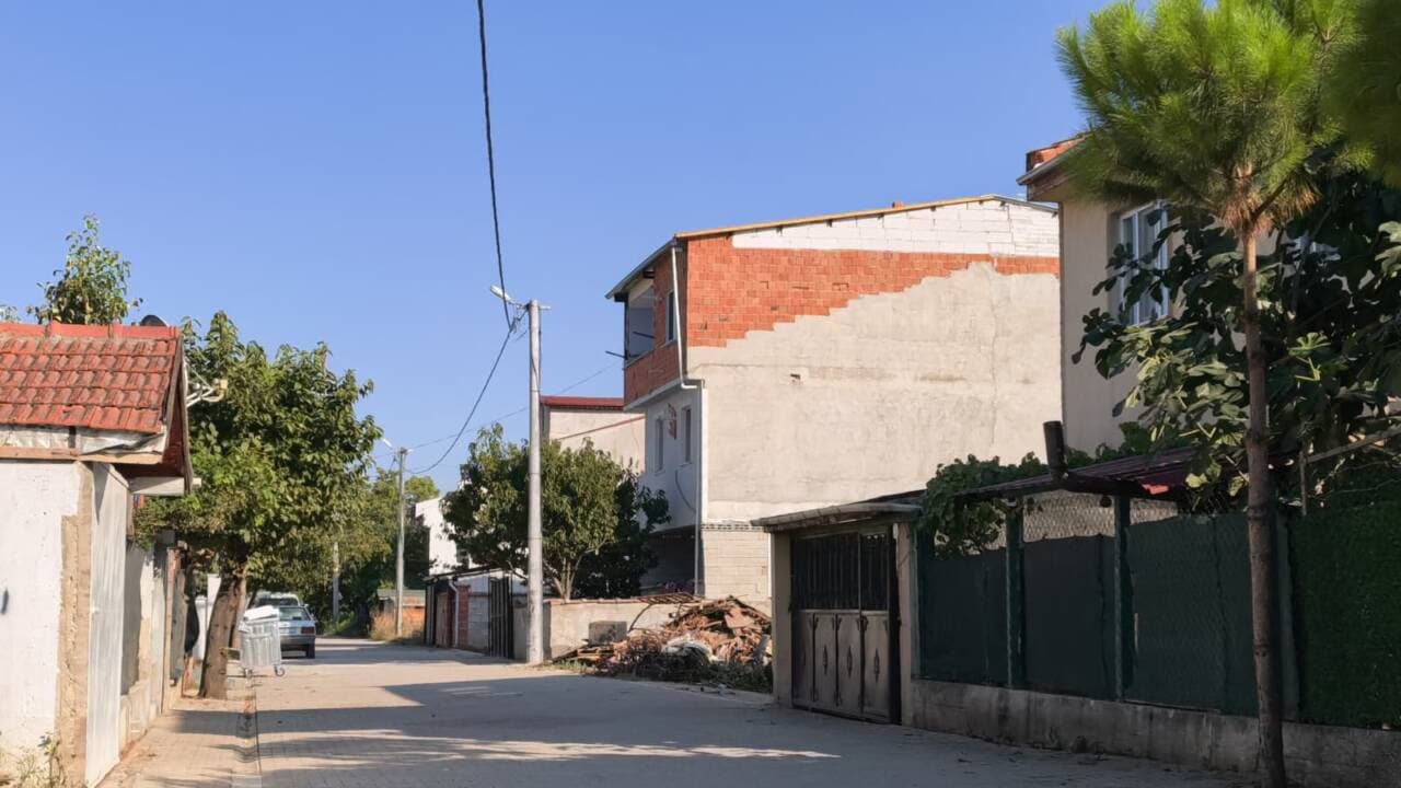 Bursa İnegöl'de bir apartmanın önünde polis ve ambulans araçları, olay yeri incelemesi.