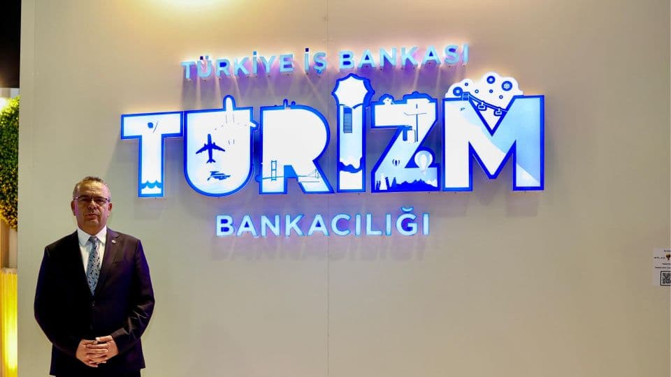İş Bankası Genel Müdür Yardımcısı Sezgin Yılmaz, Turizm Bankacılığı tabelasının önünde.