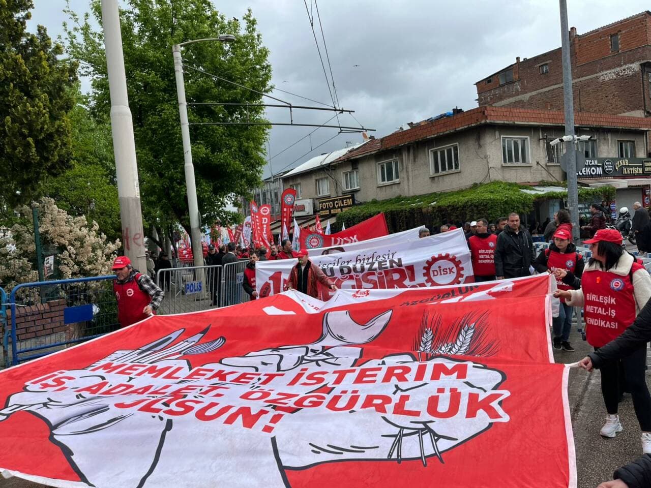 Bursa'da 1 Mayıs Yürüyüşü: Emek ve Dayanışma Talepleri Dile Getirildi