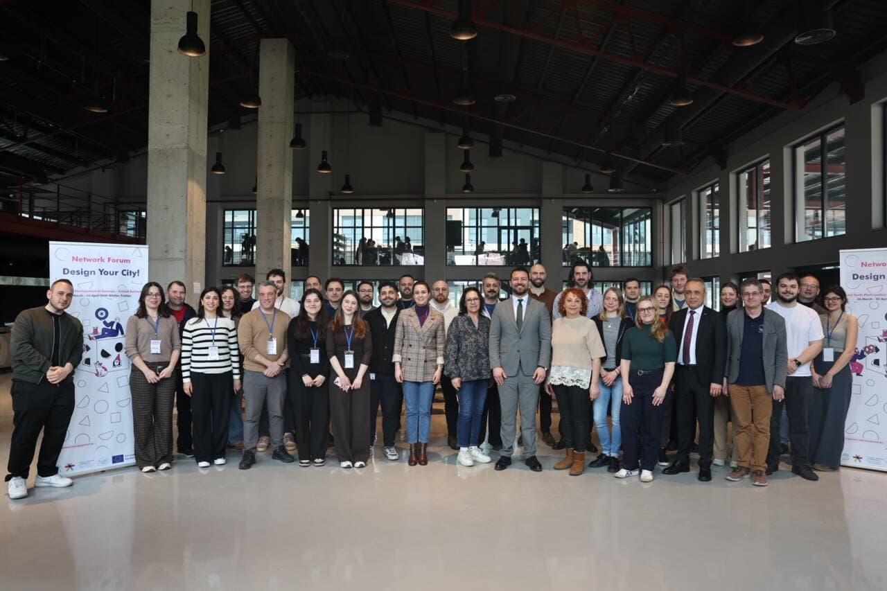 Bursa'da düzenlenen 'Şehrini Tasarla' forumuna katılan gençler ve uzmanlar toplu fotoğraf çektirirken.