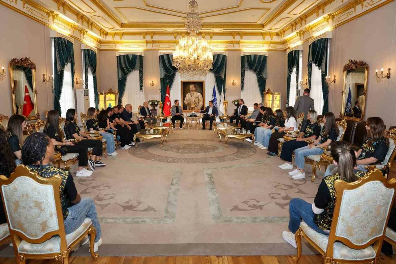 Bursa'nın Şampiyon Kadın Hentbol Takımı, Başkan Vekili Biba'yı Ziyaret Etti