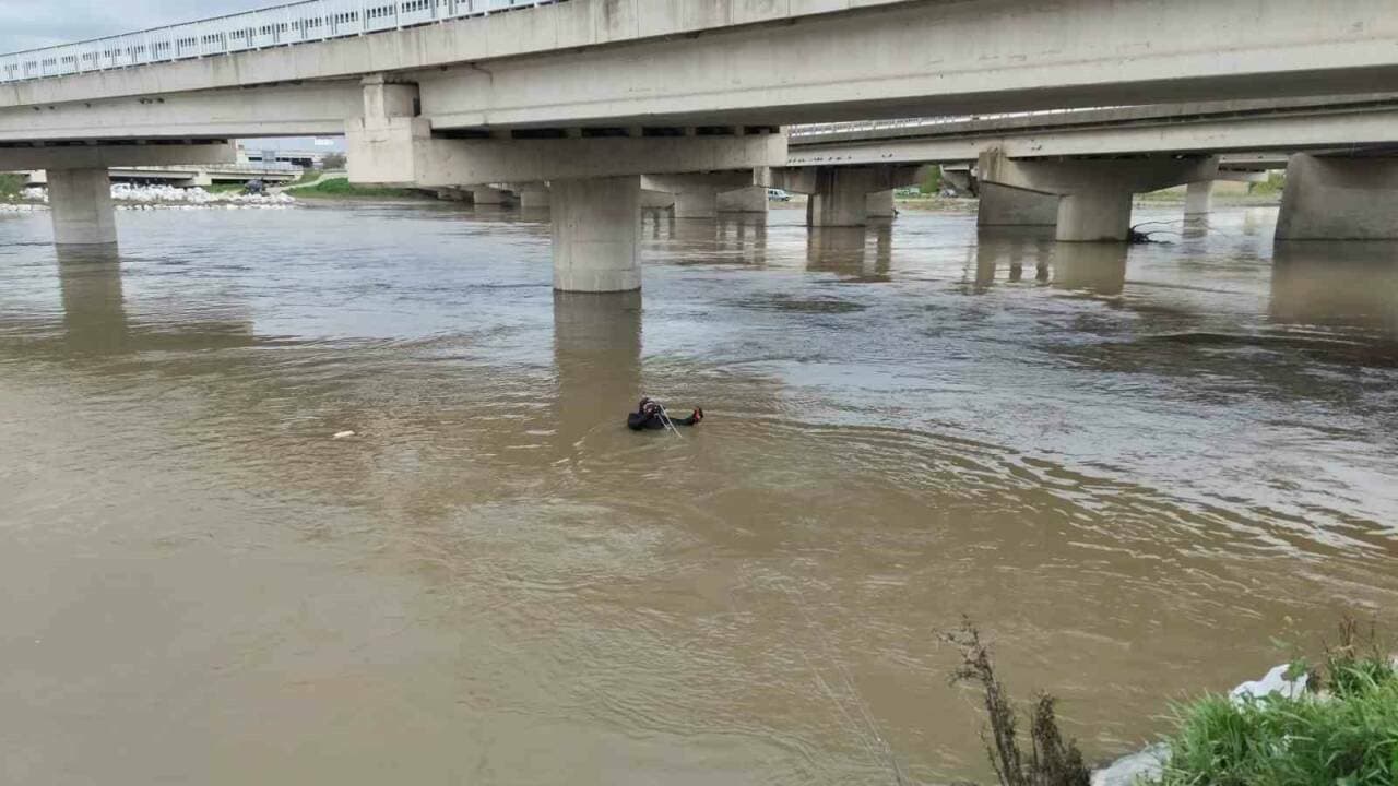 Mustafakemalpaşa'da derede boğulan sürücüyü arayan dalgıç polis.