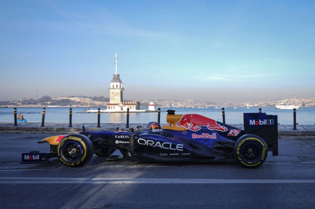 Formula 1 aracı ve Kız Kulesi, İstanbul Boğazı