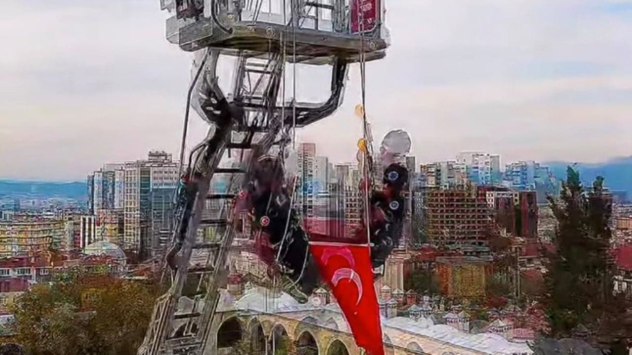Bursa İtfaiyesi'nin Hanlar Bölgesi'nde düzenlediği 312. yıl dönümü gösterisinden bir kare.