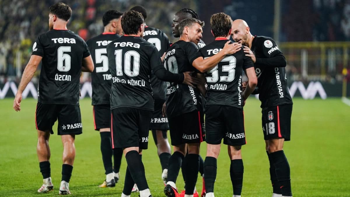 Beşiktaş futbolcuları sahada maç öncesi bir araya gelmiş.