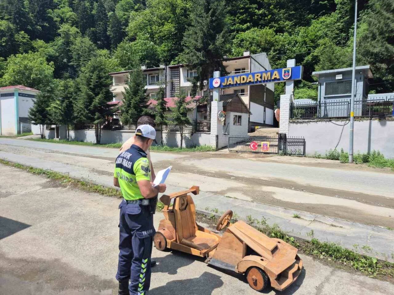 Rize Ayder Yaylası'nda ahşap araca el koyan jandarma ekipleri.